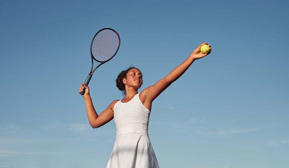 Tennisspielerin beim Aufschlag