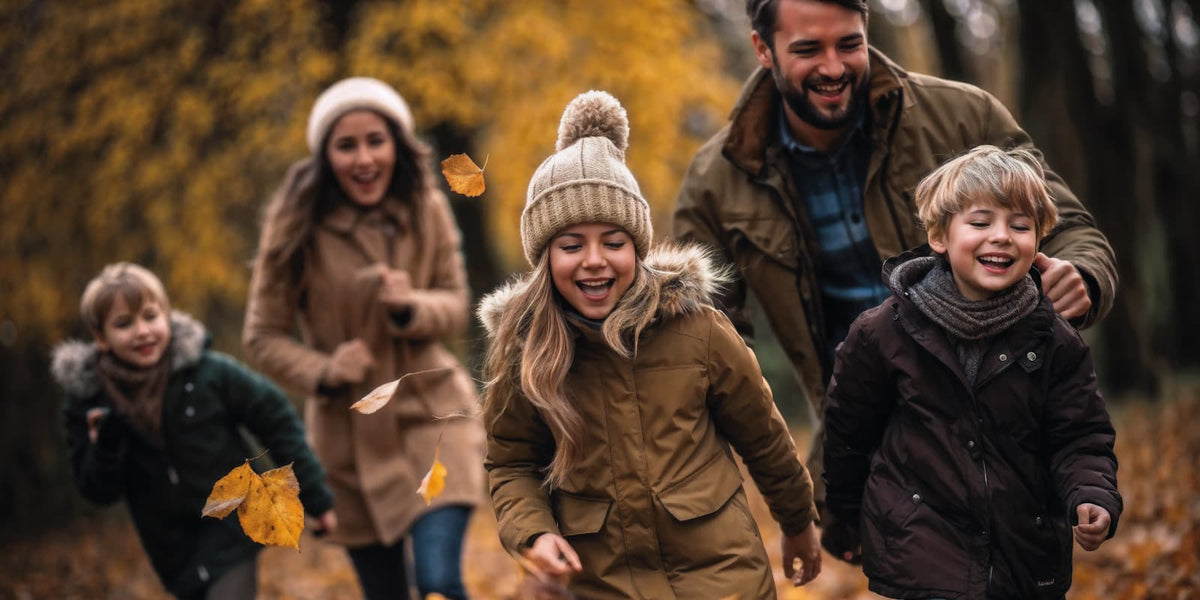 Fröhliche Familie läuft im Herbst durch den Wald