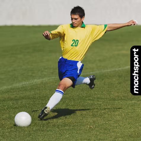 Fußballspieler mit Ball