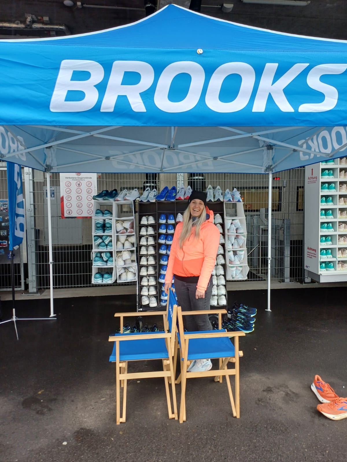 Brooks Ausstellungszelt mit Beraterin