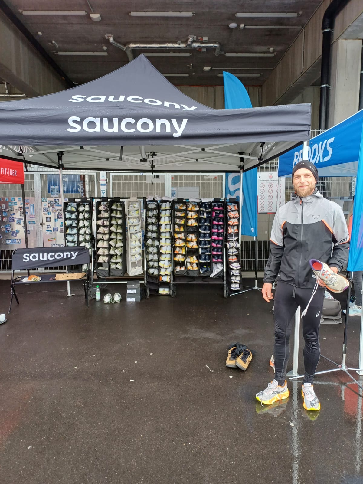 Saucony Ausstellungszelt mit Berater