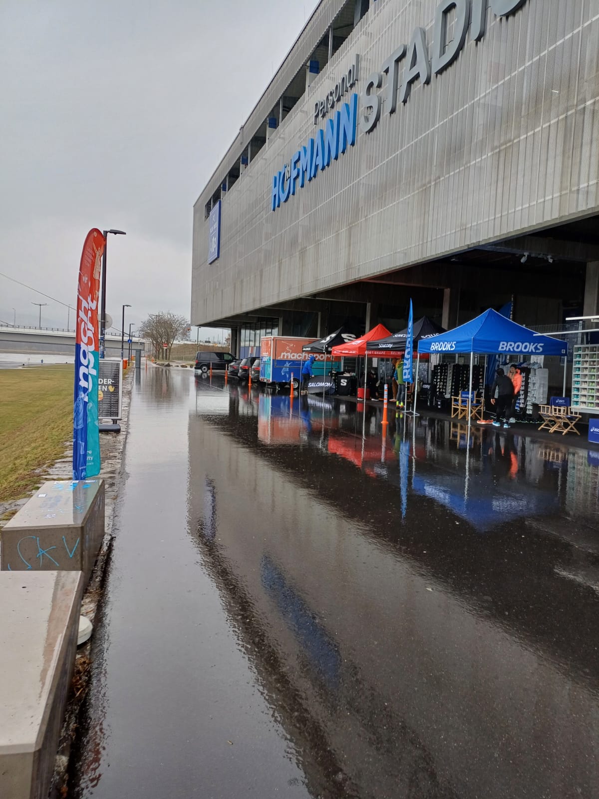 Veranstaltungsgelände mit Ausstellungszelte unter dem Stadiongebäude