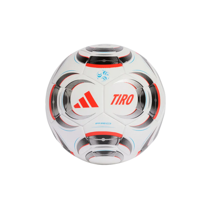 Adidas Fußball Tiro Pro, moderner Fußball mit weißem Design, Nahaufnahme der Vorderseite auf transparentem Hintergrund