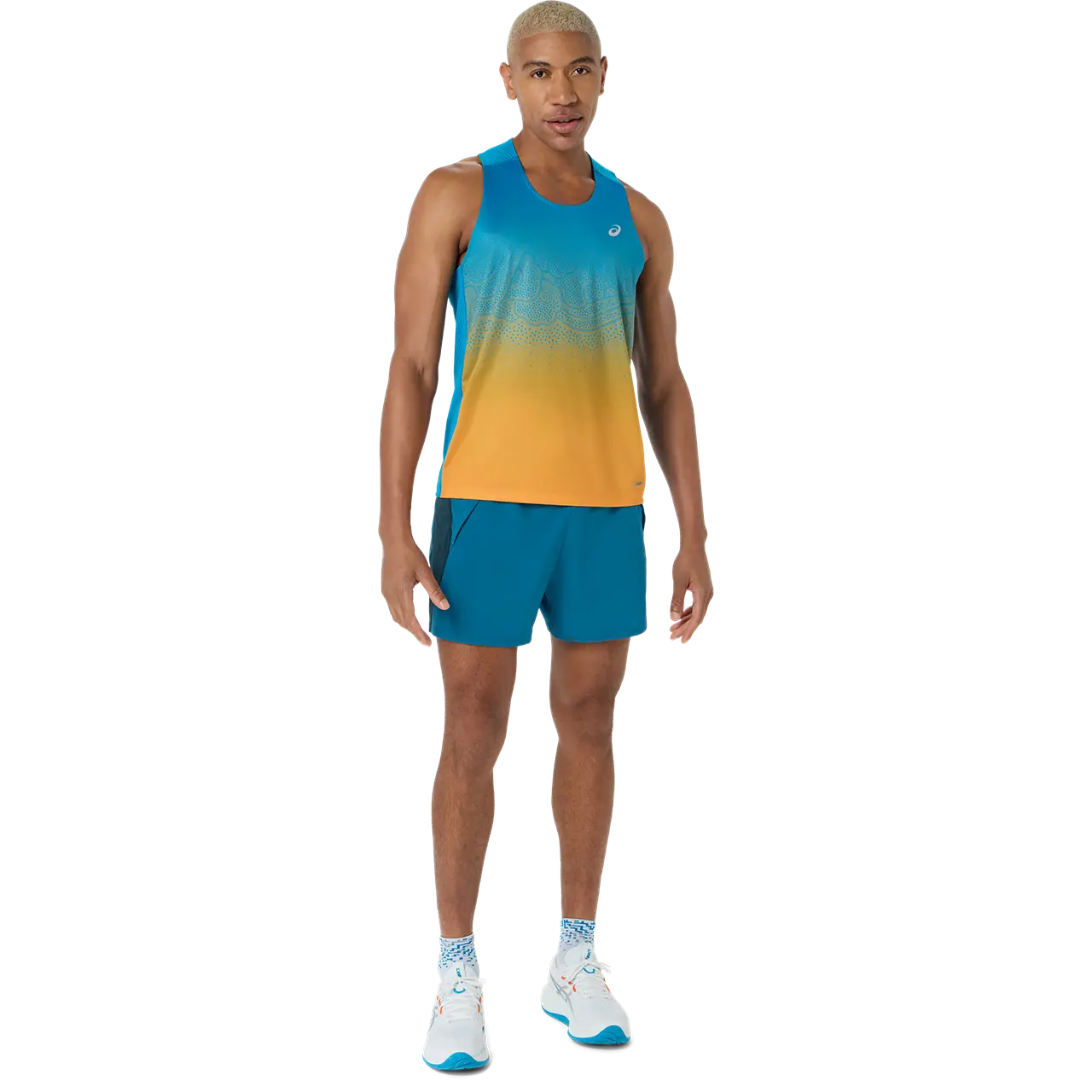 Asics Herrenlaufshirt Road Fade Singlet, sportliches Laufshirt aus atmungsaktivem Material, in fades Farbdesign für Männer. – Bild 
