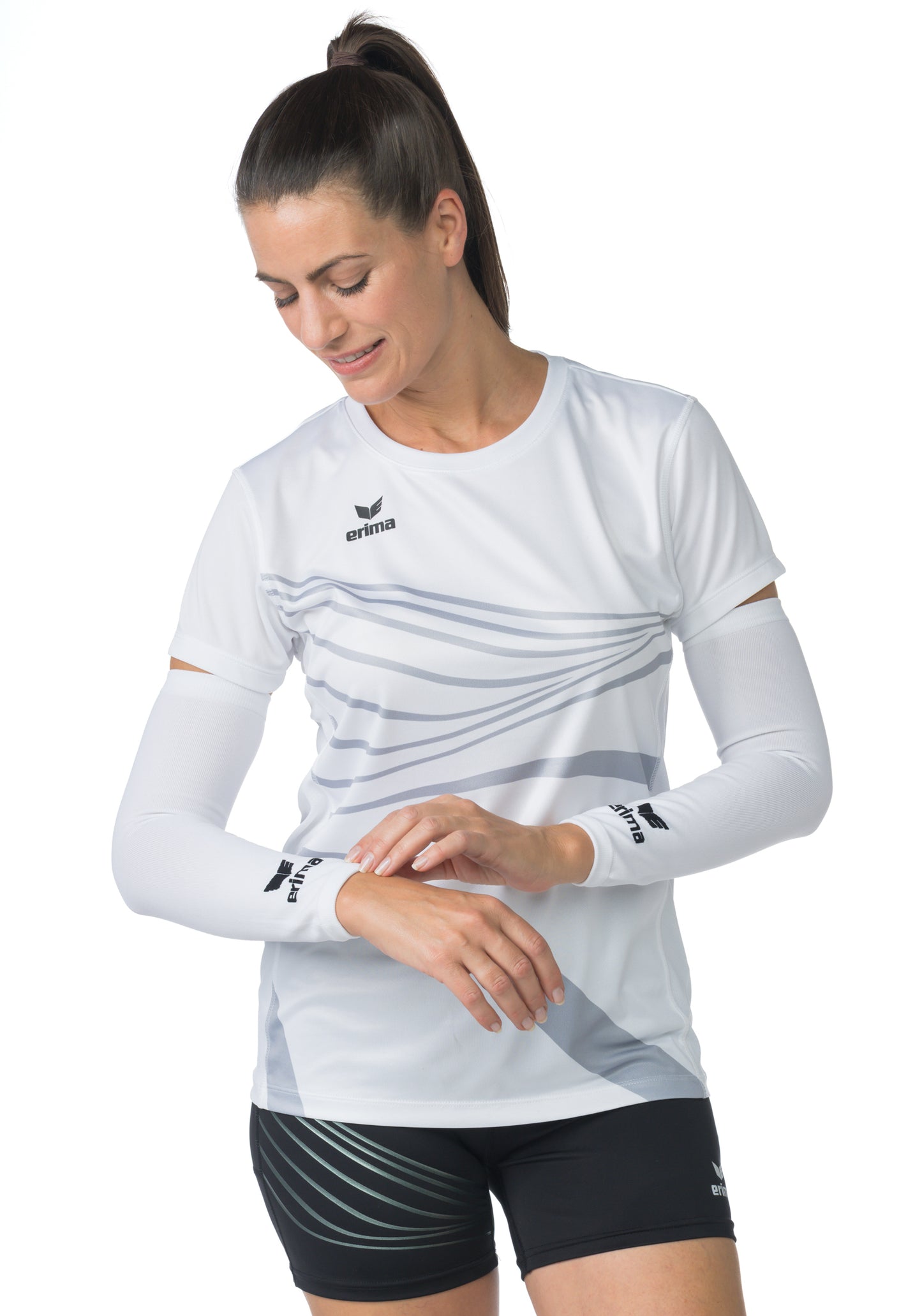 Erima Armsleeve in Schwarz, eng anliegend, zeigt das elastische Material und das Logo auf der Oberarmseite.