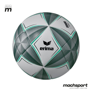 Erima Fußball Senzor-Star Pro, Größe 5, liegt auf einem Spielfeld, zeigt das glatte, schwarze Design mit weißem Erima-Logo.