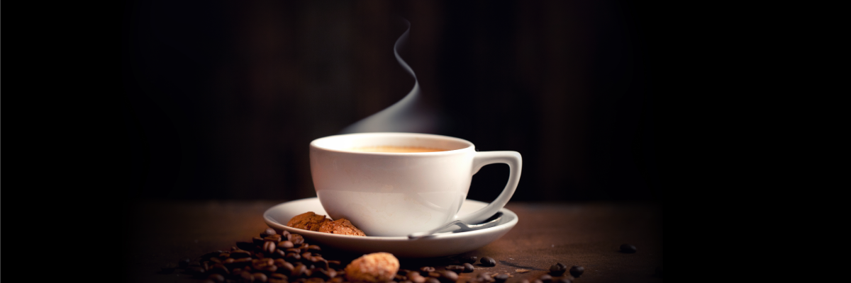 Bild eines Kaffee mit Keks und Kaffeebohnen