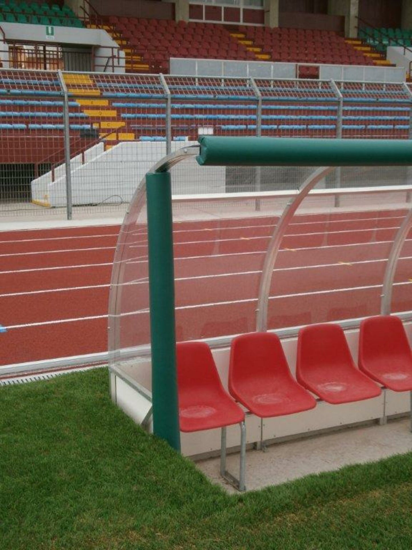 Powershot Spielerkabine - Auswechselbank 2 / 2m - 4 Plätze     Spielerschutz mit Seitenwänden aus Melaminharz - machsport