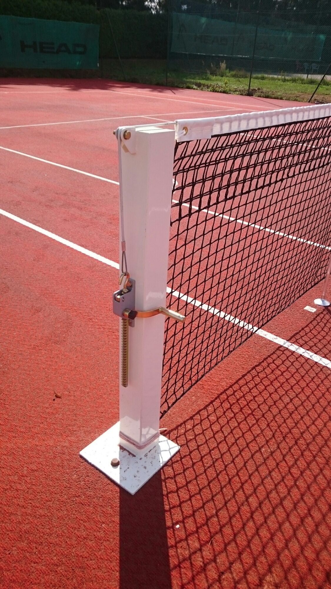 Powershot Tennispfosten mit Bodenplatte, Spannmechanik außen - machsport