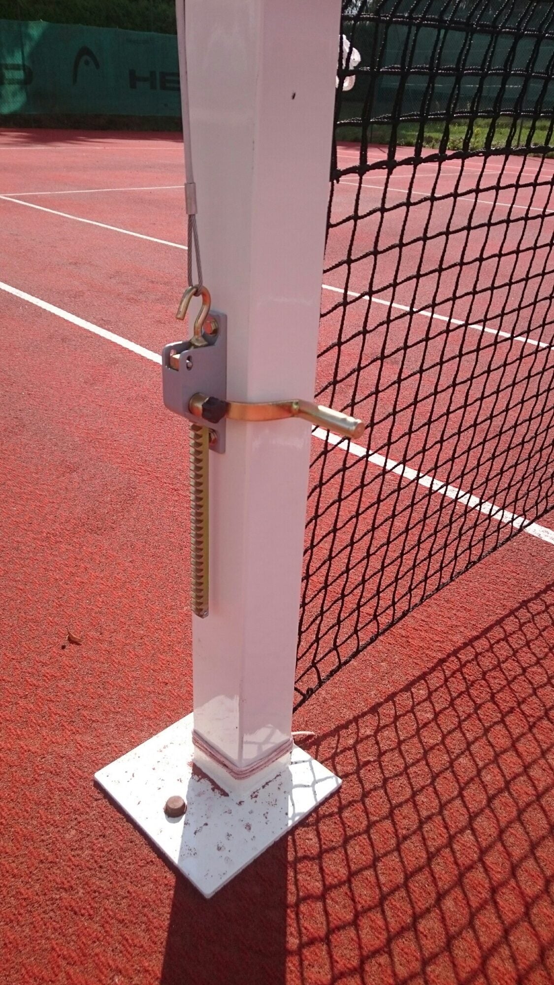 Powershot Tennispfosten mit Bodenplatte, Spannmechanik außen - machsport