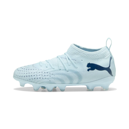Puma Kinderfußballschuhe Future 9 Match FG/AG seitliche Ansicht auf Rasen- und Kunstrasenfußballschuhe in Blau und Schwarz