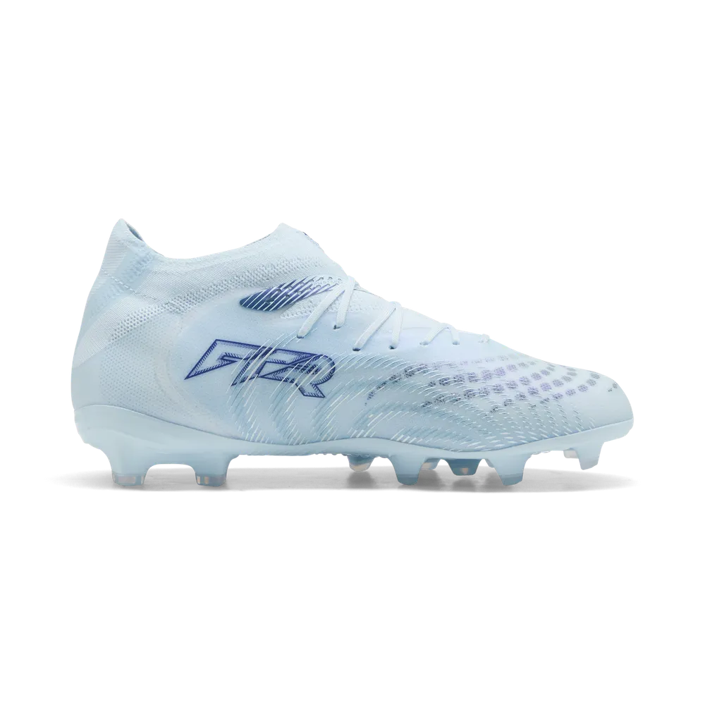 Seitenansicht der Puma Kinderfußballschuhe Future 9 Pro FG/AG für Rasen und Kunstrasen, mit schwarzem Design und Puma-Logo