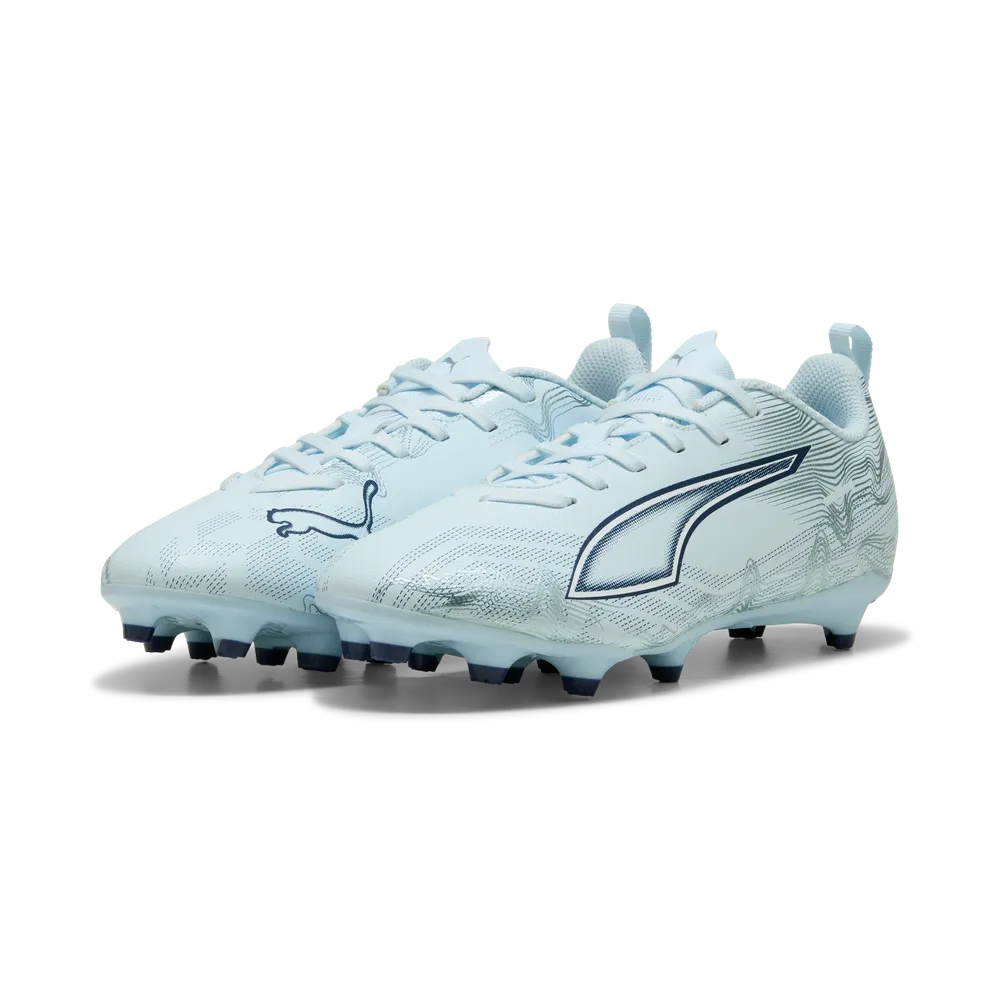 Puma Kinderfußballschuhe Ultra 6 Play FG/AG mit schwarzem Obermaterial und Schnürung, geeignet für Rasen und Kunstrasen.