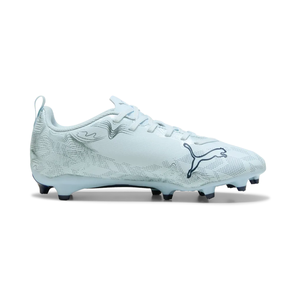 Puma Kinderfußballschuhe Ultra 6 Play FG/AG seitliche Ansicht auf Rasen- und Kunstrasenflächen, sportliche Fußballschuhe für Kinder