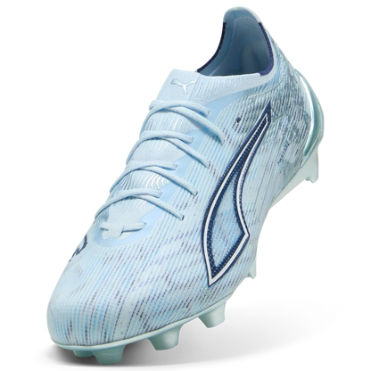 Puma Ultra 6 Ultimate FG Rasenfußballschuhe seitliche Ansicht, schwarz mit weißen Akzenten, für Fußball auf Rasen.