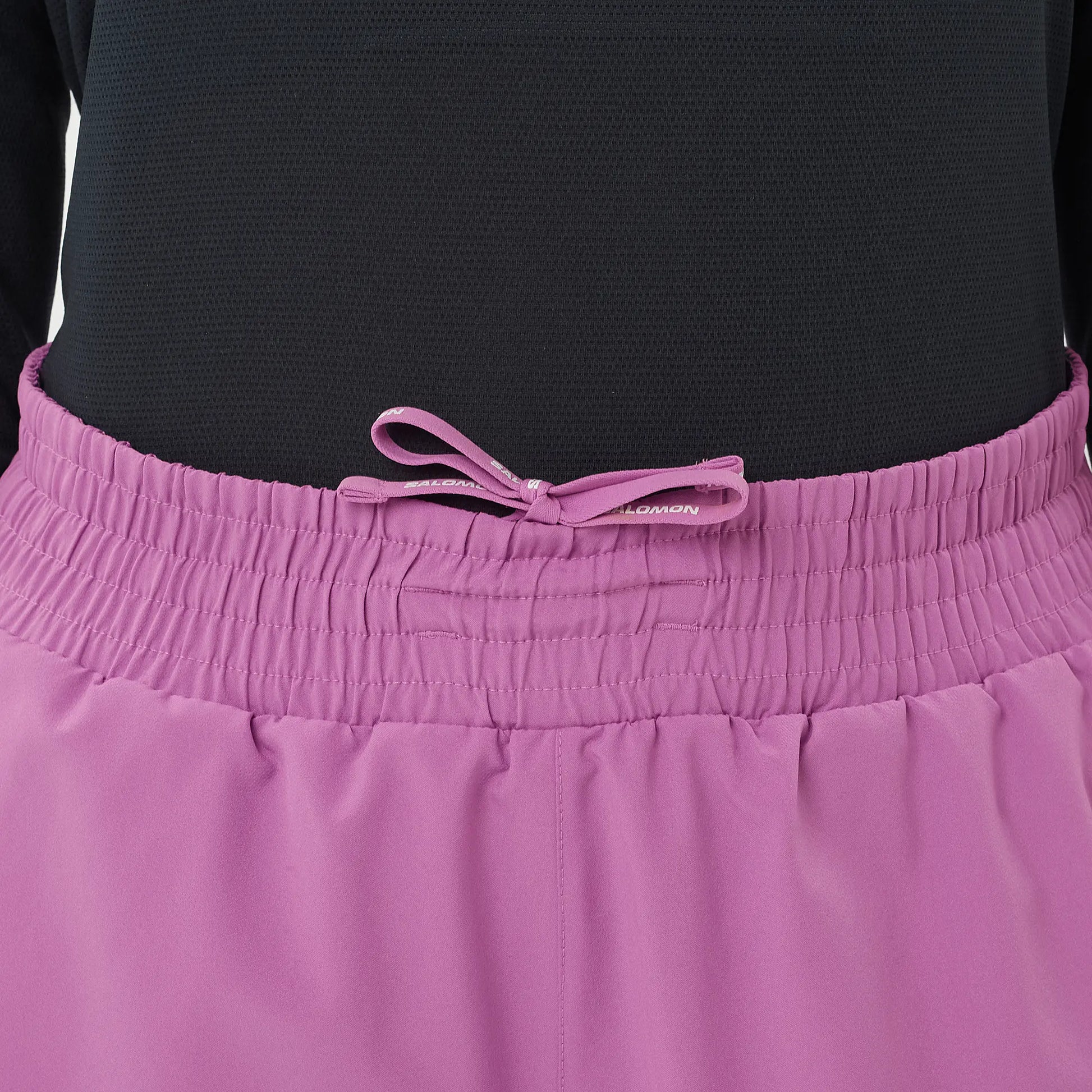Salomon Damenlaufshort Shakeout Core 2in1 Shorts 4", 2in1 Laufshorts für Running mit Stretch-Innenhose und Reißverschlusstasche, iris orchid - machsport – Bild 