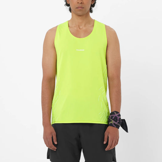 Salomon Herrenlaufshirt Sense Aero Singlet, leichtes Running Singlet für schnelle Läufe und hohe Atmungsaktivität, butterfly – Rückansicht – neongrün / S