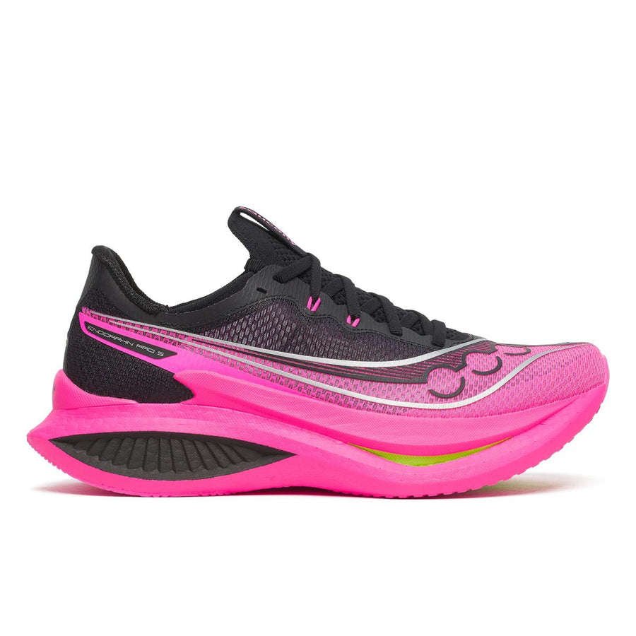 Herrenlaufschuhe Saucony Endorphin Pro 5, leichte Wettkampfschuh, seitliche Sicht mit schwarzem und roten Design, sportlich und modern