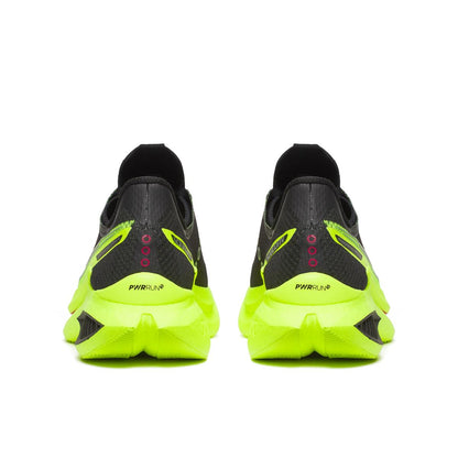 Saucony Herrenlaufschuhe Endorphin Pro 5, Wettkampfschuh mit leichter Konstruktion und schnellem Design, auf Laufbahn abgebildet