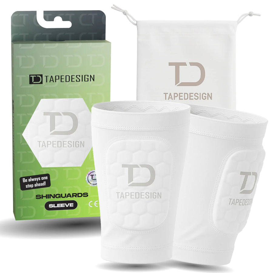 Tapedesign Schienbeinschoner Sleeve in Weiß, flexible Schutz für Fußballspieler, bequem und leicht, auf dem Spielfeld getragen