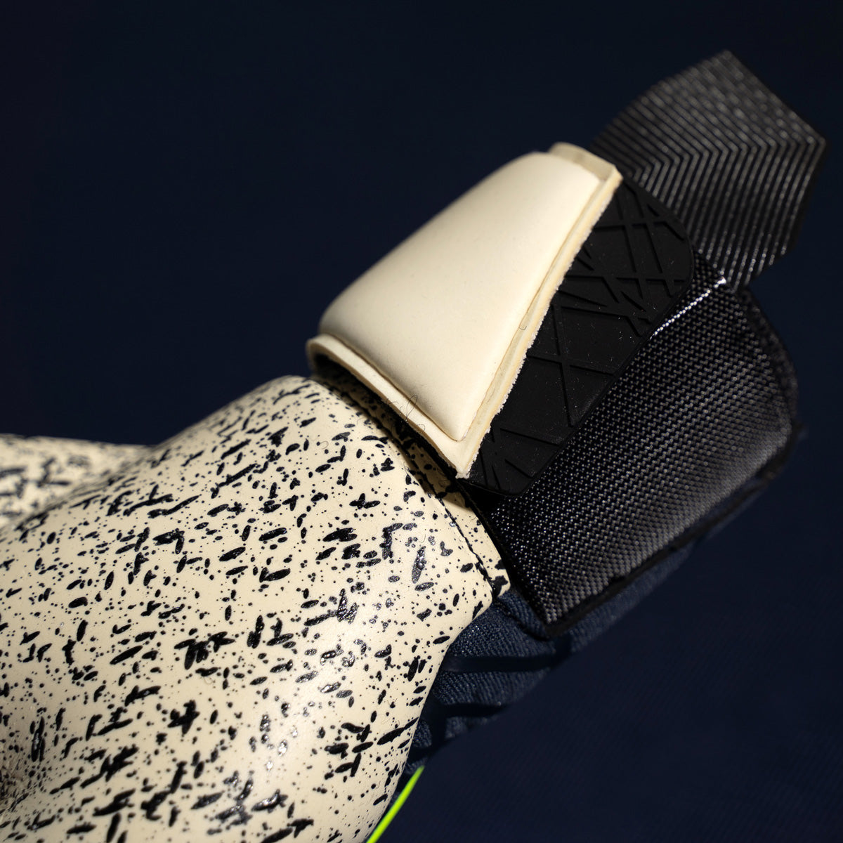 Uhlsport Torwarthandschuhe Prediction Supergrip + Finger Surround - machsport – Bild 