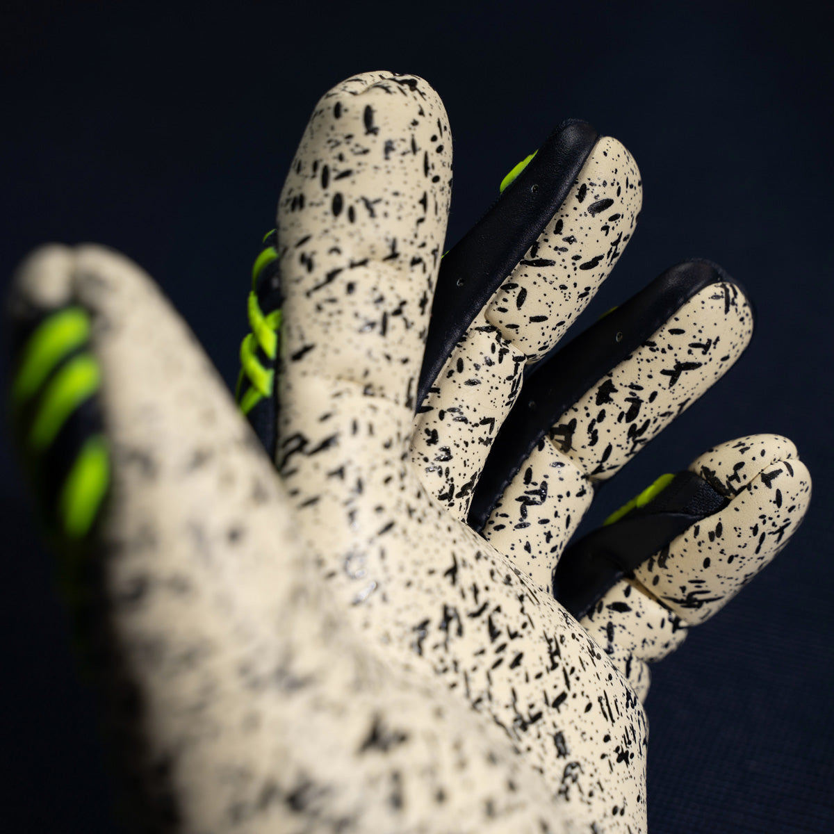 Uhlsport Torwarthandschuhe Prediction Supergrip HN - machsport – Bild 